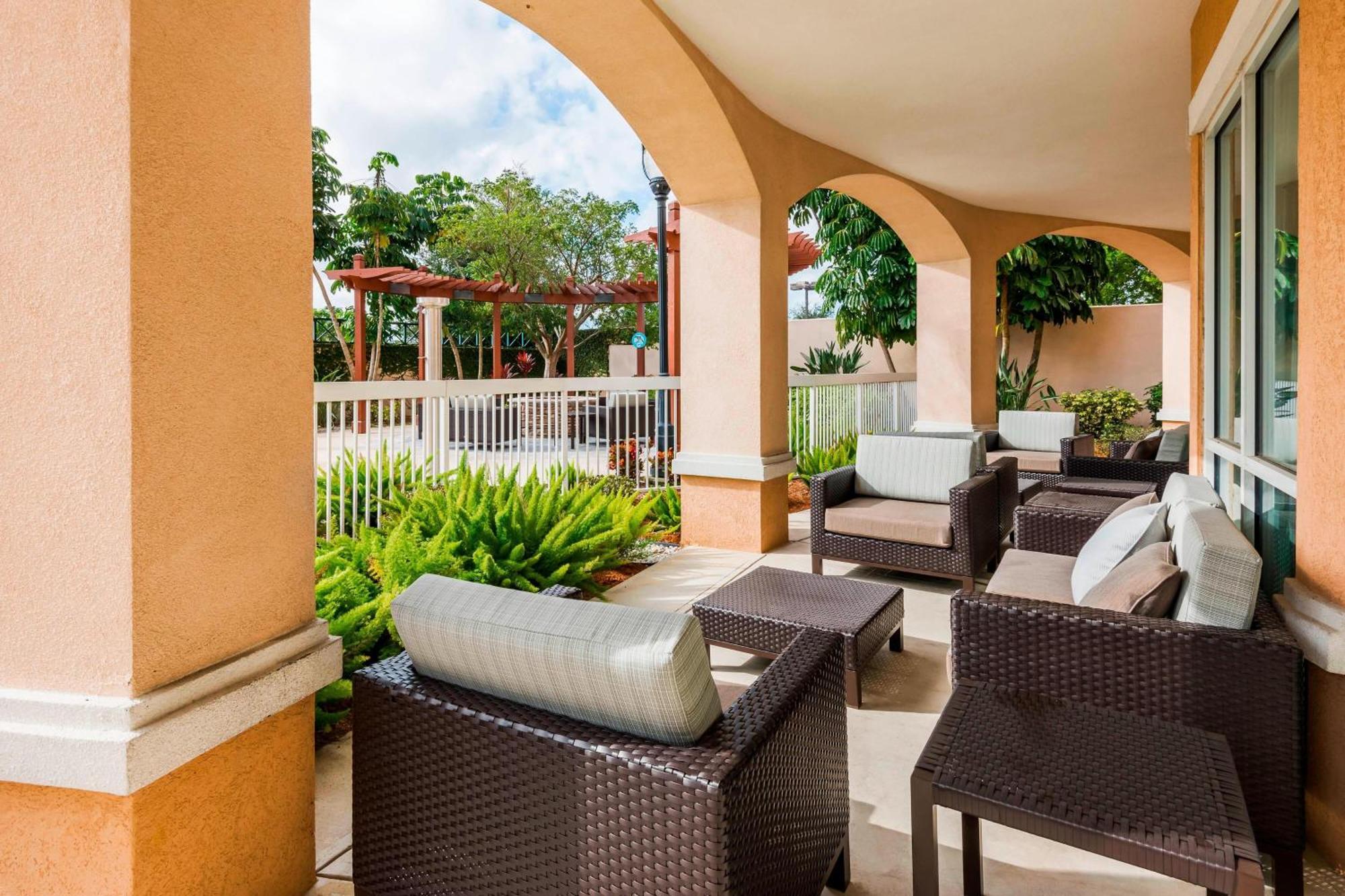 Courtyard Fort Myers At I-75 And Gulf Coast Town Center Естеро Екстериор снимка